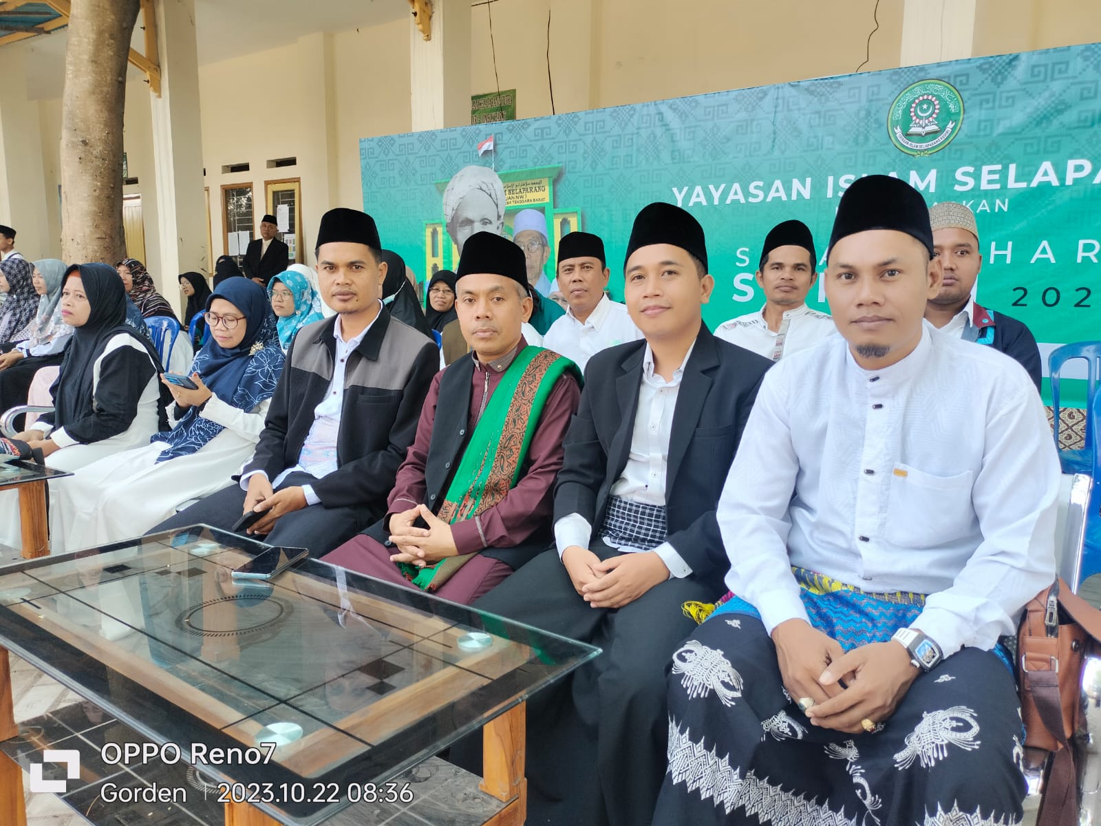 {"id":3,"created_by_id":"1","updated_by_id":null,"slug":"hari-santri-nasional-22-oktober-2023","judul":"HARI SANTRI NASIONAL 22 OKTOBER 2023","deskripsi":"<p>JIHAD SANTRI JAYAKAN NEGERI<\/p><p>(Fotret Aktivitas Santri Selaparang)<\/p><p>======================<\/p><p><br><\/p><p>Aktivitas santri sehari-hari<\/p><p>Adalah ikhtiar nyata menjayakan negeri<\/p><p><br><\/p><p>Bangunmu sejak dini hari<\/p><p>Kulit mungilmu tersentuh air yang dialiri<\/p><p>Bibir indahmu yang basah dengan ayat-ayat suci<\/p><p><br><\/p><p>Bersimpuhmu di majelis...<\/p><p>Bersimpuhmu di mushalla...<\/p><p>Merundukmu di hadapan guru hingga terbit mentari<\/p><p><br><\/p><p>Ayunan langkah kakimu dari asrama ke madrasah<\/p><p>Bahkan derap langkahmu dari rumah<\/p><p><br><\/p><p>Dari pagi hingga siang...<\/p><p>Dari siang hingga sore bahkan hingga petang...<\/p><p><br><\/p><p>Engkau mendekap buku dan kitab demi sebuah jihad<\/p><p><br><\/p><p>Jihad yang diproklamasikan dalam sabda:<\/p><p><br><\/p><p>\"Barang siapa keluar dalam rangka menuntut ilmu, maka dia berada di jalan Allah sampai ia kembali.\"<\/p><p>Jihad santri jihad melawan kebodohan...<\/p><p>Kebodohan yang engkau tumpas lumat<\/p><p>Kebodohan yang engkau durjakan dengan azimat<\/p><p><br><\/p><p>Azimat bernama tangan ayah-ibu dan guru sumber berkat.<\/p><p><br><\/p><p>Santri berjihad dengan beralas rida orang tua dan guru...<\/p><p><br><\/p><p>Itulah aktivitas santri demi kejayaan negeri...<\/p>","link_gambar":"1698297195.WhatsApp Image 2023-10-22 at 08.49.11_4b8b38fe.jpg","created_at":"2023-10-26T05:13:15.000000Z","updated_at":"2023-10-26T05:13:15.000000Z"}